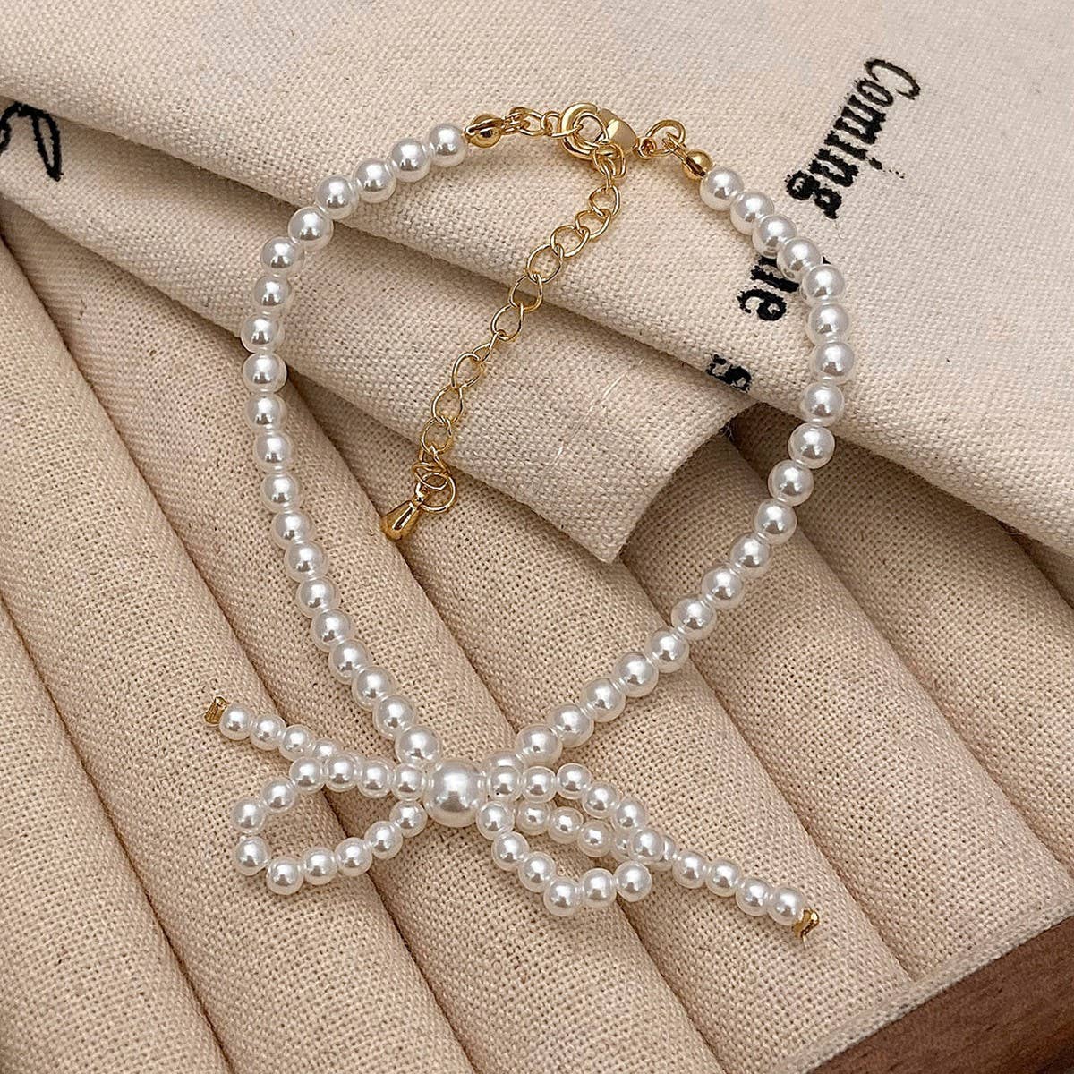 RETRO BOW PEARL NECKLACE