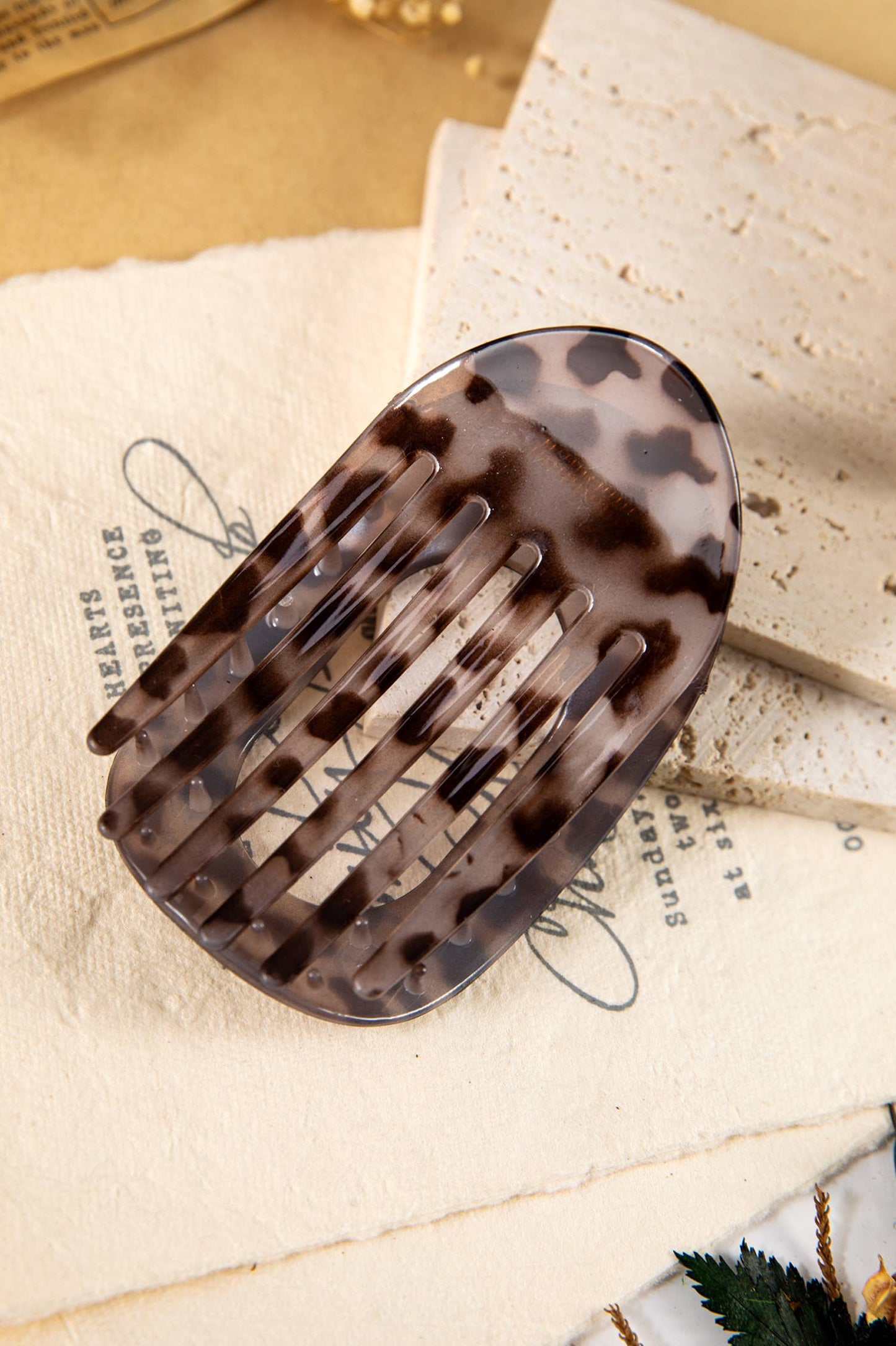The Easy Wild Hair Clip – Leopard Print Acrylic Oval Claw Clip